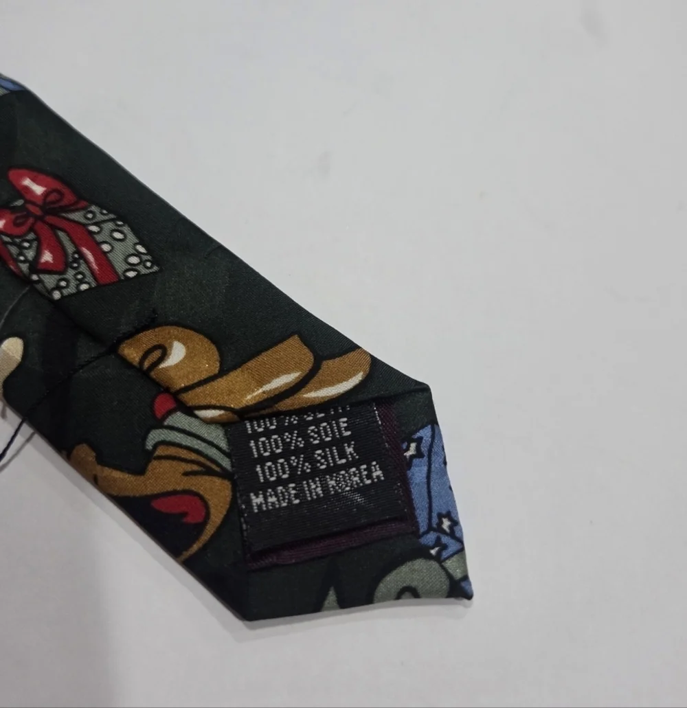 Disney Mickey and Minnie Christmas Tie - Picture 6 of 6
